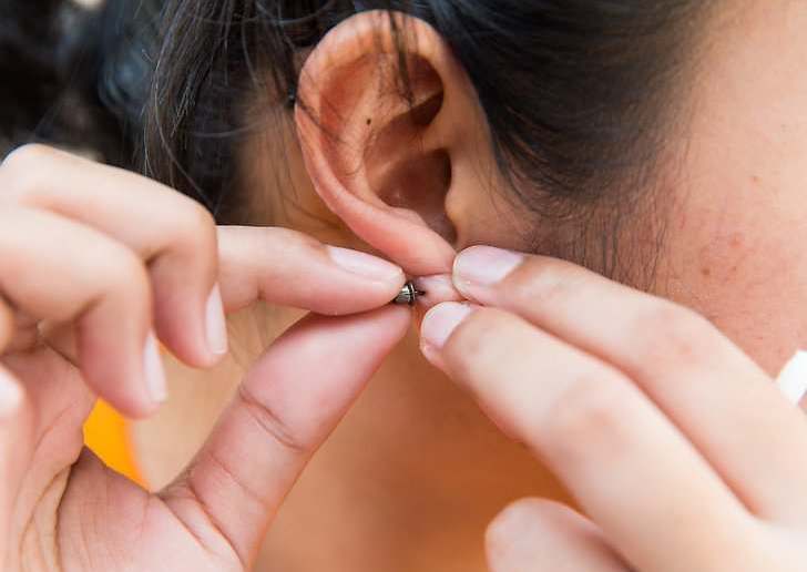 как правильно обработать уши после прокалывания ребенку