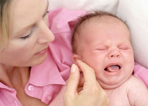 Плачущий ребенок с мамой Плачущий ребенок с мамой