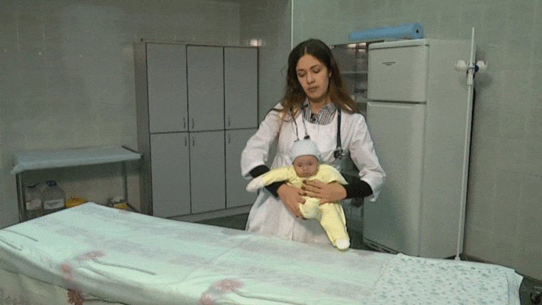 Поза при коликах у ребенка — «Тигр на ветке».