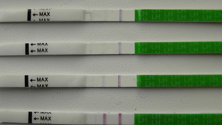 Тест на беременность показывает бледную вторую полоску, которая еле видна: что это значит?