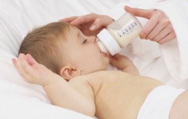 Малыш пьет смесь