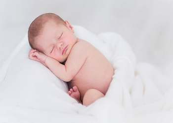 как уложить спать новорожденного, если он не спит ночью: причины беспокойного сна