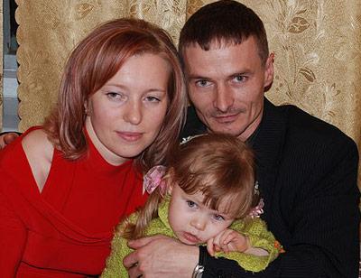 Родители молятся за спасение дочки