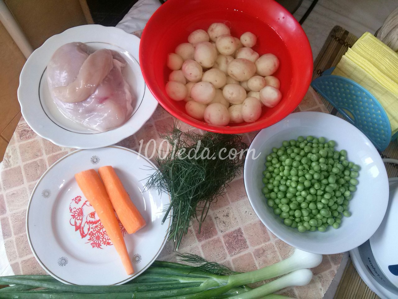 Лёгкий суп с молодым зелёным горошком и куриной грудкой для детей: рецепт с пошаговым фото - Шаг №1 Лёгкий суп с молодым зелёным горошком и куриной грудкой для детей: рецепт с пошаговым фото - Шаг №1