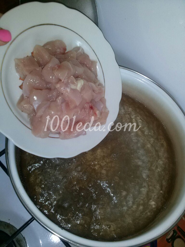 Лёгкий суп с молодым зелёным горошком и куриной грудкой для детей: рецепт с пошаговым фото - Шаг №2 Лёгкий суп с молодым зелёным горошком и куриной грудкой для детей: рецепт с пошаговым фото - Шаг №2