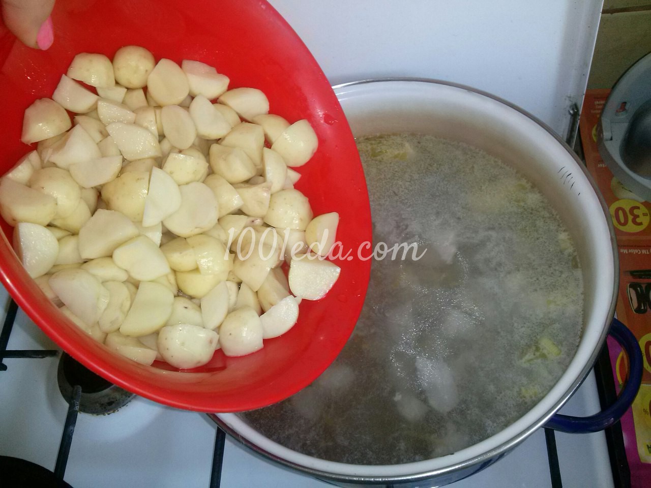 Лёгкий суп с молодым зелёным горошком и куриной грудкой для детей: рецепт с пошаговым фото - Шаг №4 Лёгкий суп с молодым зелёным горошком и куриной грудкой для детей: рецепт с пошаговым фото - Шаг №4