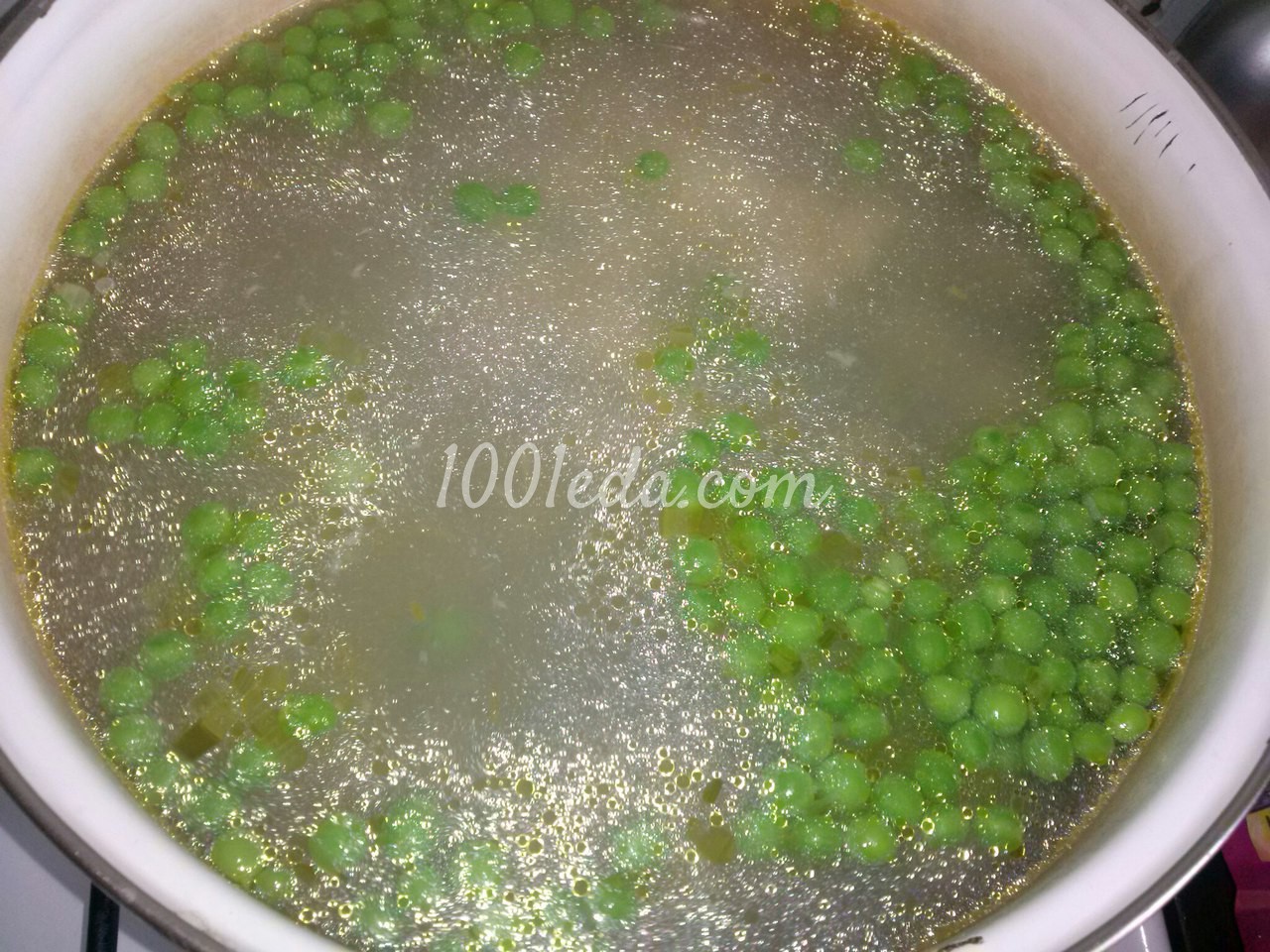 Лёгкий суп с молодым зелёным горошком и куриной грудкой для детей: рецепт с пошаговым фото - Шаг №5 Лёгкий суп с молодым зелёным горошком и куриной грудкой для детей: рецепт с пошаговым фото - Шаг №5